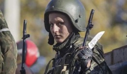 乌克兰女兵视频吃瓜,乌克兰女兵吃瓜视频引发热议