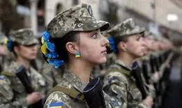 乌克兰女兵视频吃瓜,乌克兰女兵吃瓜视频引发热议